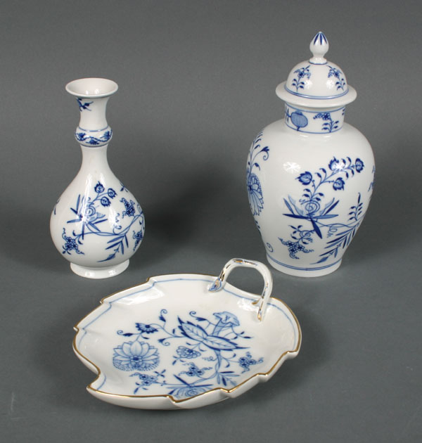 Appraisal: Meissen porcelain blue onion table articles bud vase lidded jar