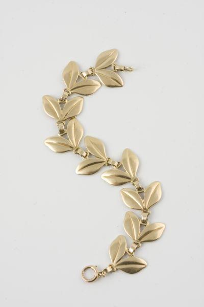 Appraisal: Tiffany KT Gold Link Bracelet double leaf design with vertical