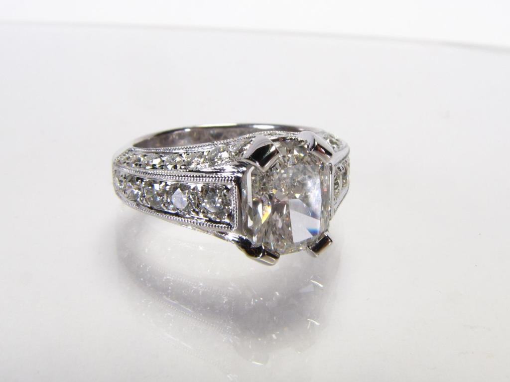 Appraisal: An K white gold diamond ring with center stone equaling