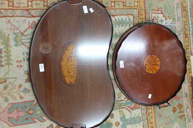 Appraisal: A GEORGIAN STYLE MAHOGANY CIRCULAR TRAY with central shell inlay