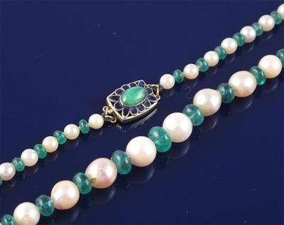 Appraisal: A single row graduated cultured pearl and emerald bead necklace