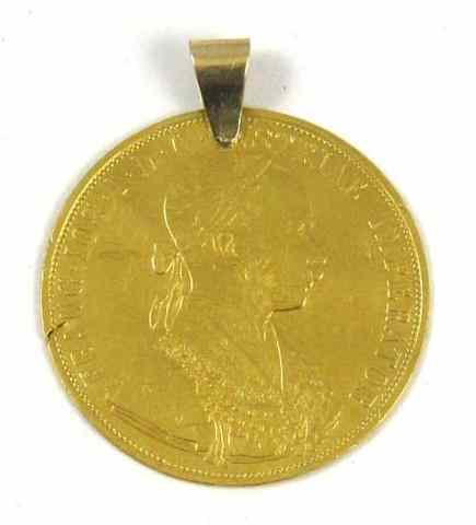 Appraisal: AN AUSTRIAN GOLD COIN PENDANT featuring a Austrian Ducat gold