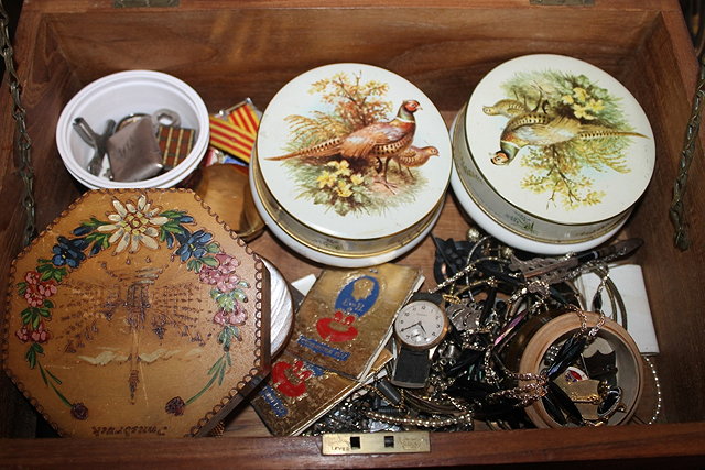 Appraisal: A HARDWOOD JEWEL BOX containing a quantity of miscellaneous jewellery