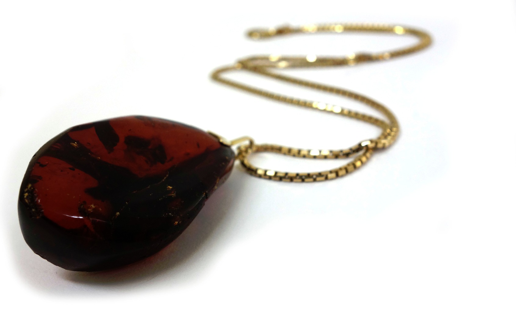 Appraisal: An amber pendant on ct gold box link neck chain