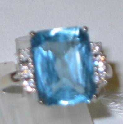 Appraisal: AN ART DECO STYLE RING the faceted rectangular aquamarine claw