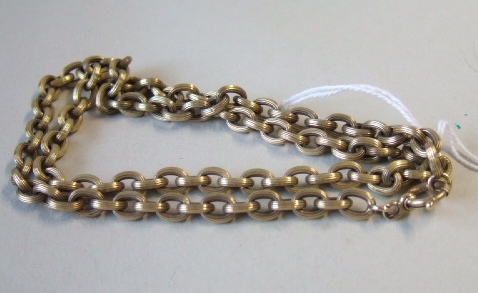 Appraisal: A gold neckchain in a reeded oval link design on