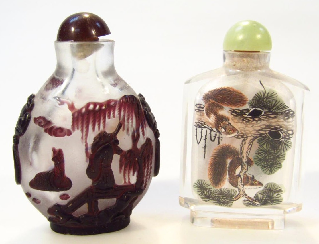 Appraisal: An early thC Chinese glass perfume bottle the shouldered body