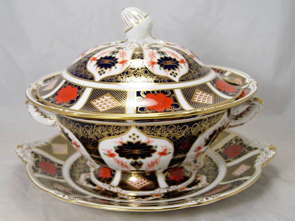 Appraisal: Royal Crown Derby Imari soup tureen cover with acorn finial