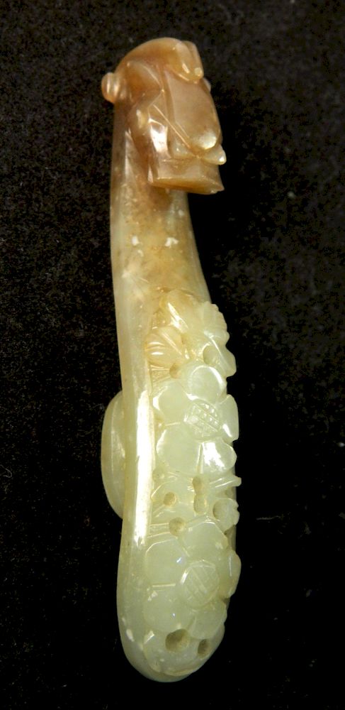 Appraisal: th c Chinese carved jade garment hook th c Chinese