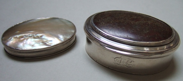 Appraisal: A silver mounted agate set oval hinge lidded snuff box