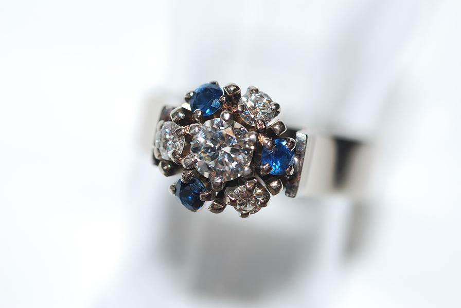 Appraisal: A SAPPHIRE AND DIAMOND CLUSTER RING IN CT WHITE GOLD