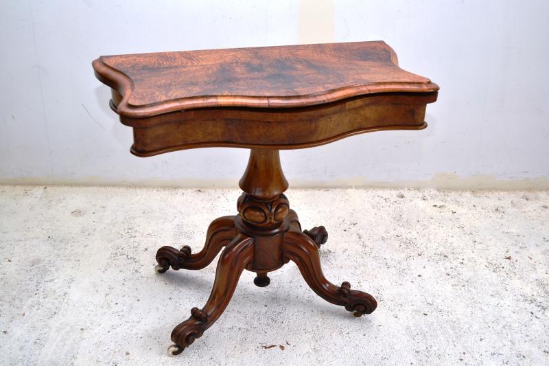 Appraisal: A VICTORIAN BURR WALNUT FLIP TOP GAMES TABLE A VICTORIAN