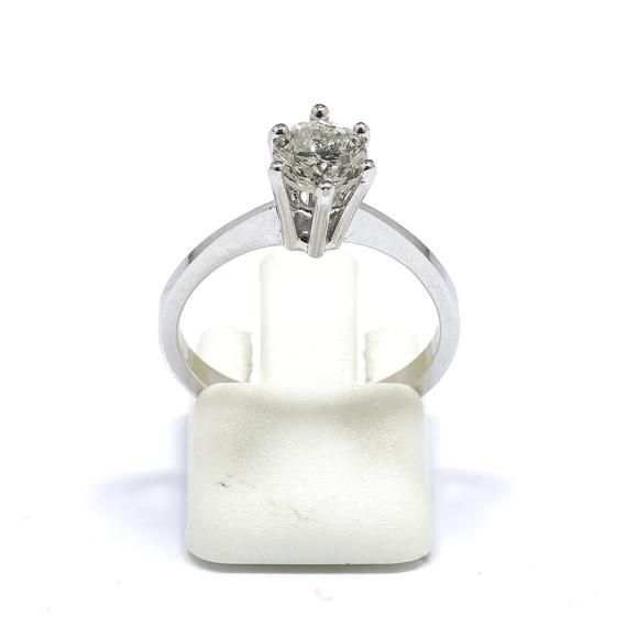 Appraisal: A DIAMOND RING White gold Elegant solitaire ring set with