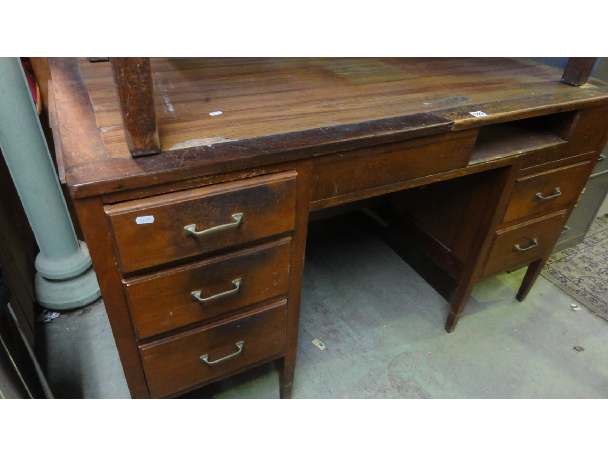 Appraisal: A vintage knee-hole desk fitted with an arrangement of five