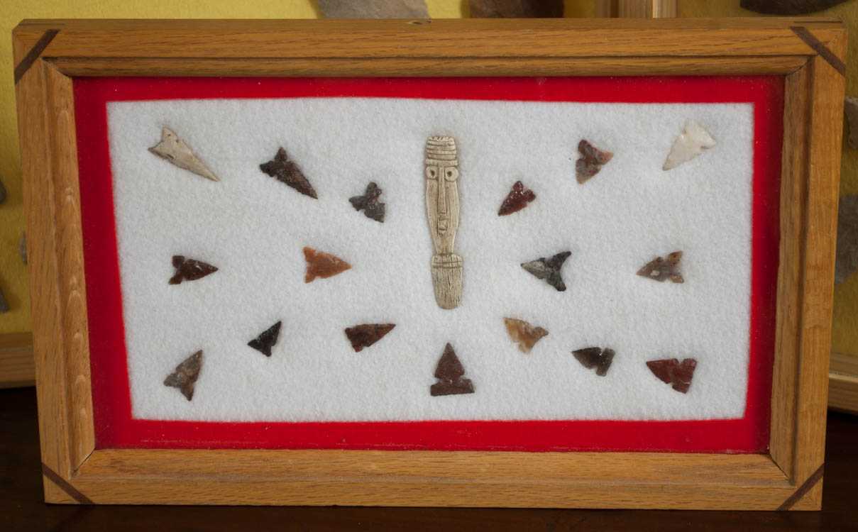 Appraisal: FRAME OF NORTHWEST NATIVE AMERICAN COLUMBIA RIVER POINTS all hand