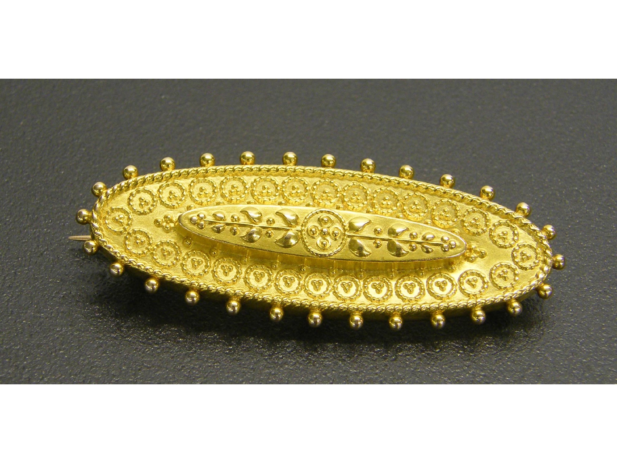 Appraisal: ct late Victorian oval gold brooch with wirework and bead