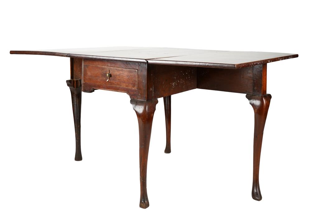 Appraisal: AMERICAN MAHOGANY DROP LEAF TABLE th century the hinged top