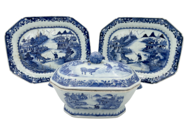 Appraisal: A CHINESE EXPORT BLUE AND WHITE TUREEN AND COVER Qianlong