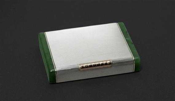 Appraisal: EB BOITE A CIGARETTES vers De forme rectangulaire en argent