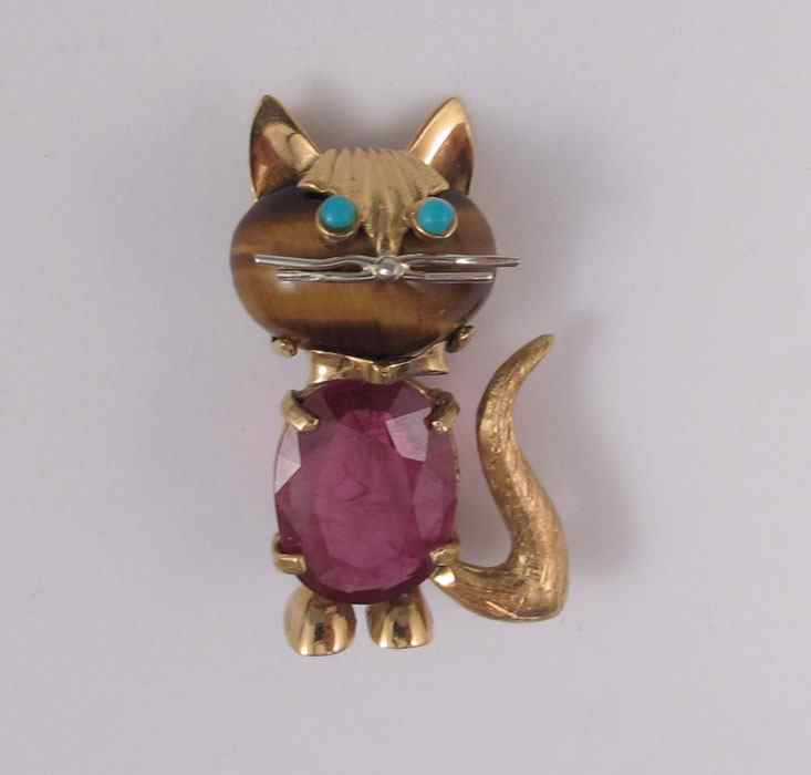 Appraisal: K SAPPHIRE TIGER EYE CAT BROOCH K yellow gold brooch