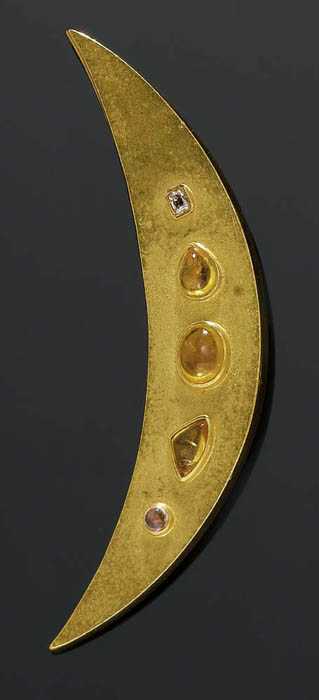 Appraisal: GOLD SAPPHIRE AND DIAMOND BROOCH Yellow gold Attractive crescent-shaped brooch