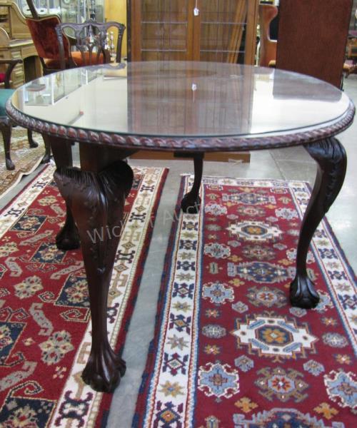 Appraisal: A Chippendale period style mahogany reproduction drop-leaf table with oval