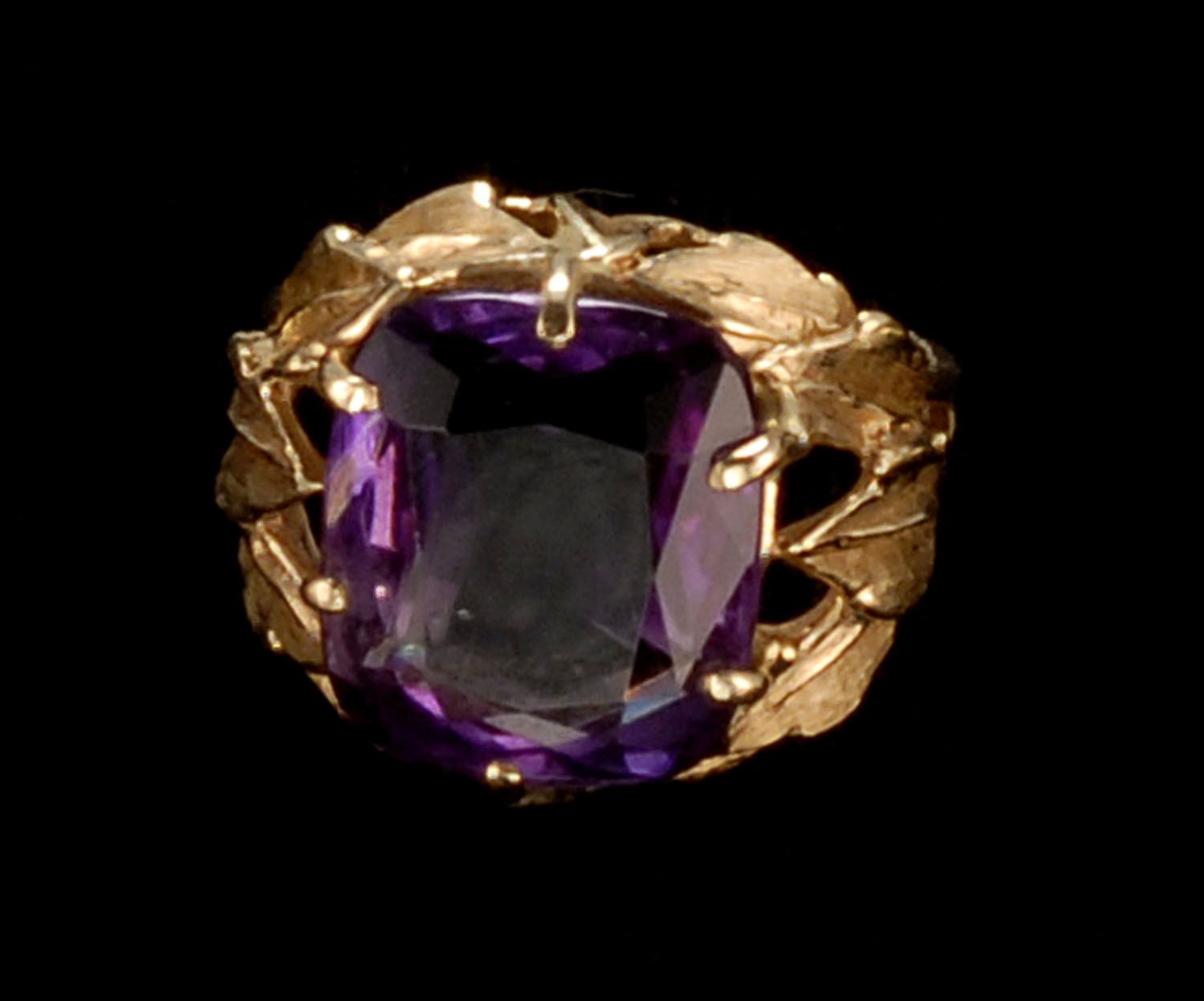 Appraisal: YELLOW GOLD AND AMETHYST RING With faceted amethyst in a