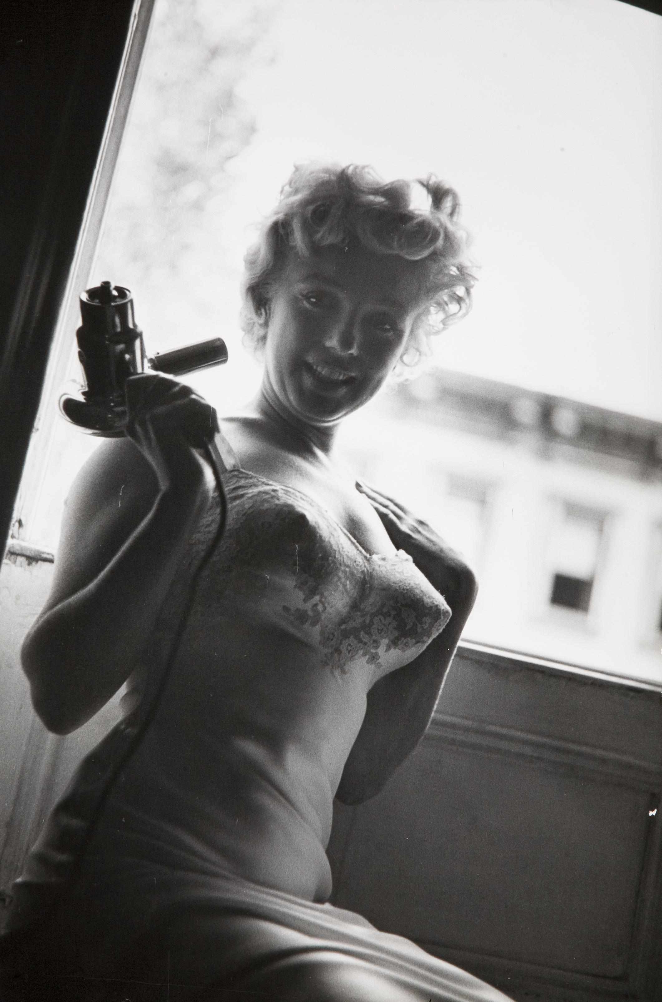 Appraisal: Marilyn Monroe photographs by Sam Shaw taken during the filming