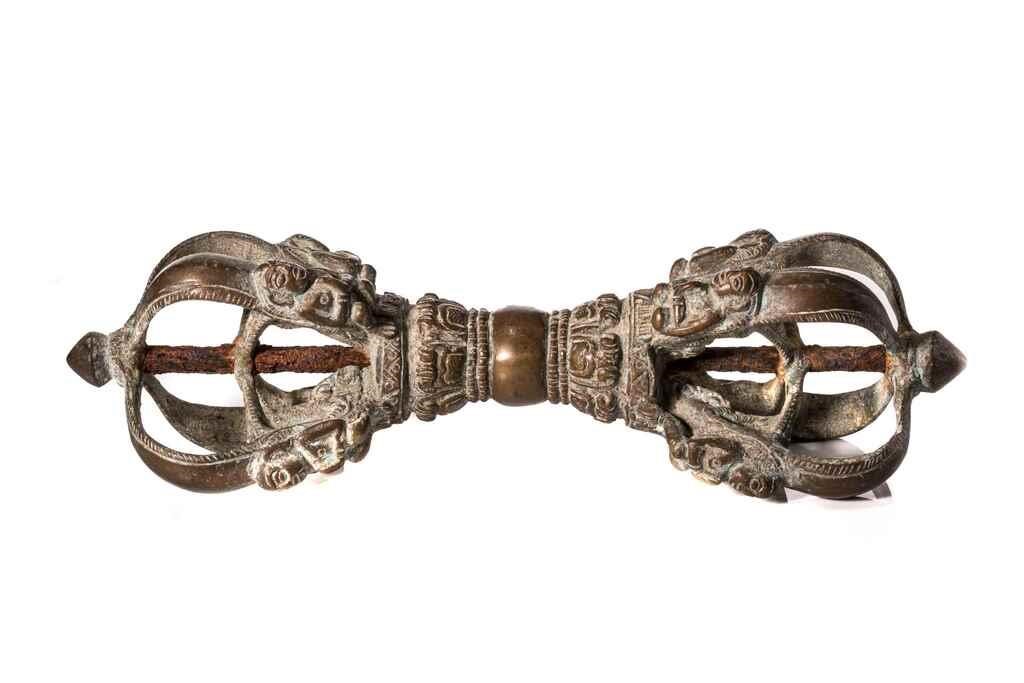 Appraisal: Tibetan th century later Bronze casted vajra thunderbolt with two