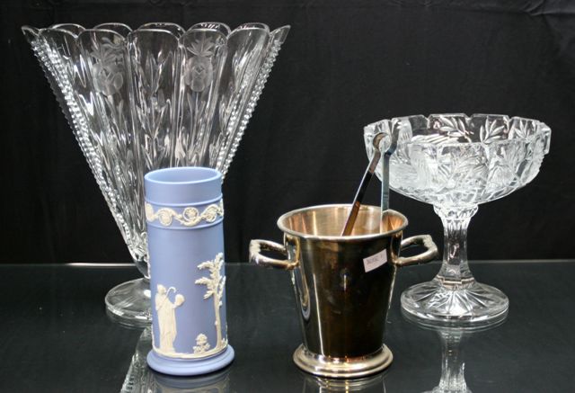 Appraisal: A collection of assorted decorative items including glass crystal and