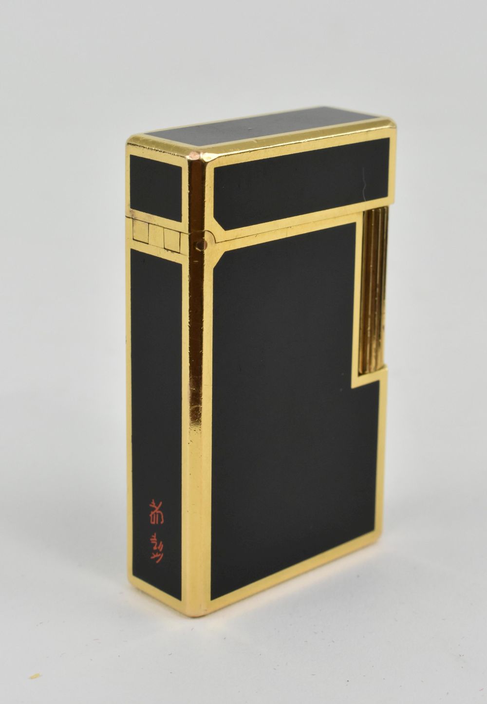 Appraisal: SJ DUPONT GOLD TONED LAQUE DE CHINE LIGHTERVintage black lacquer