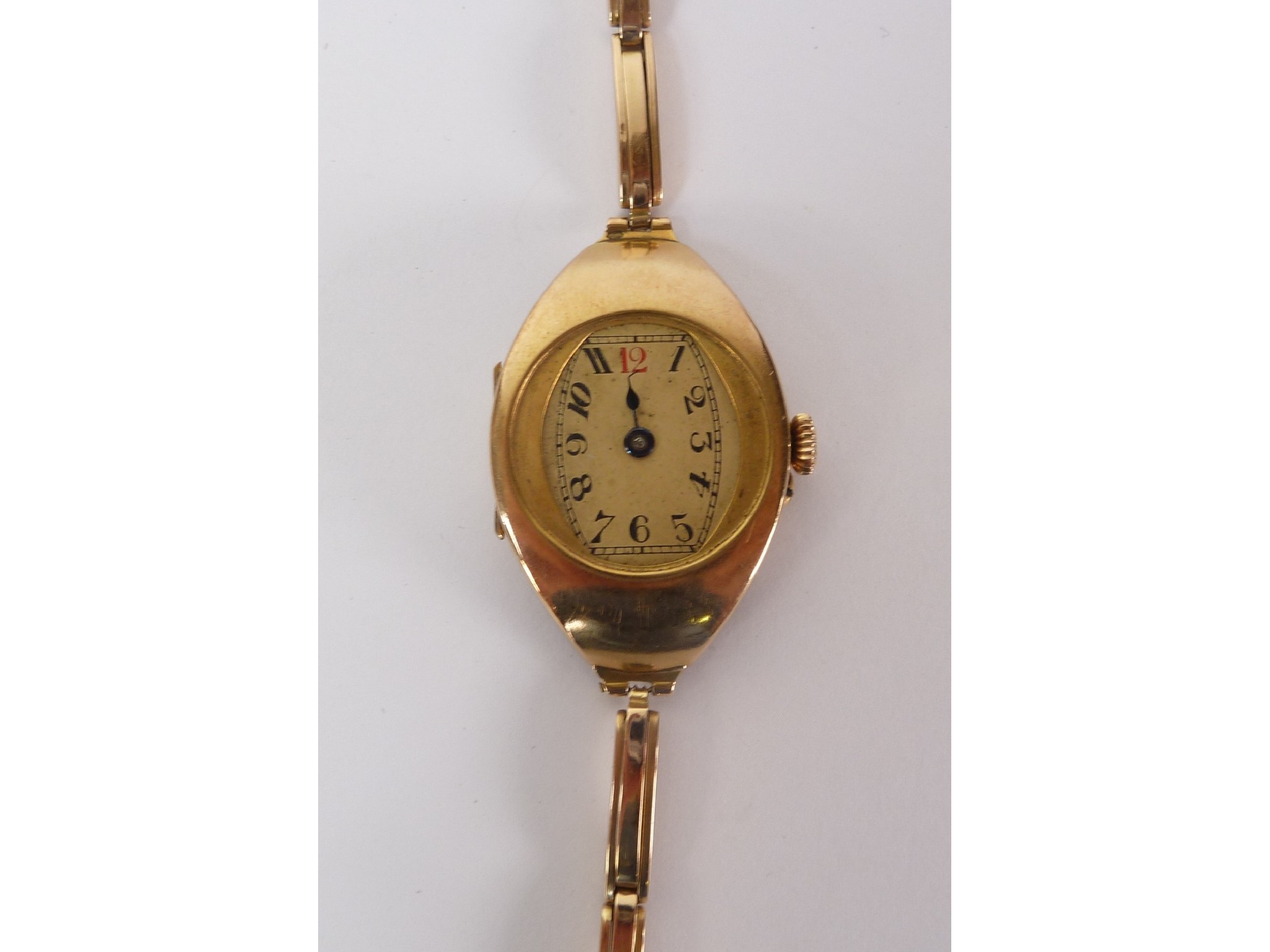 Appraisal: A K GOLD CASED LADY'S WRISTWATCH ON EXPANDABLE BRACELET minutes