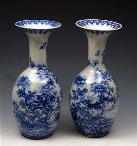 Appraisal: A PAIR OF JAPANESE BLUE AND WHITE BALUSTER VASES with