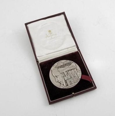 Appraisal: A th century French medal inscribed around the rim Prix