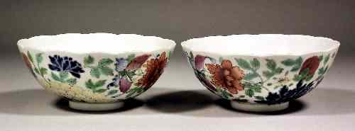 Appraisal: A pair of Chinese porcelain bowls with shaped rims painted