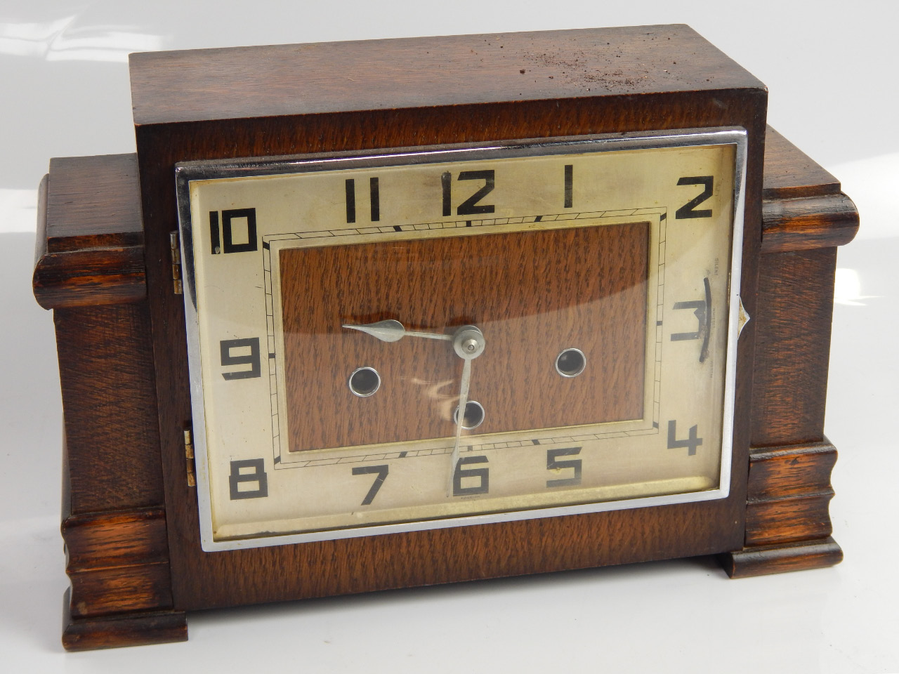 Appraisal: A s eight day striking mantel clock in an oak