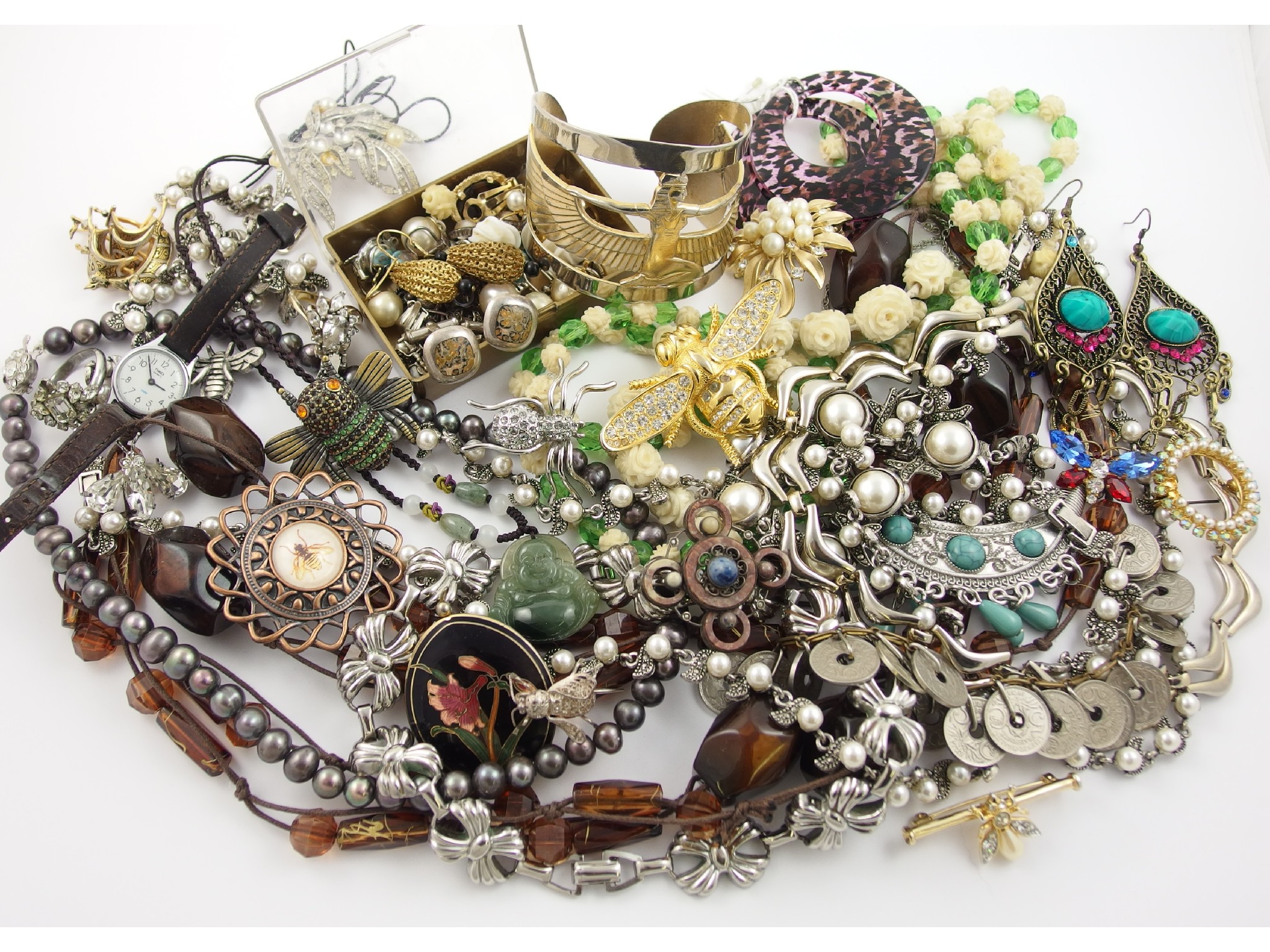 Appraisal: A collection of vintage costume jewellery to include a pair