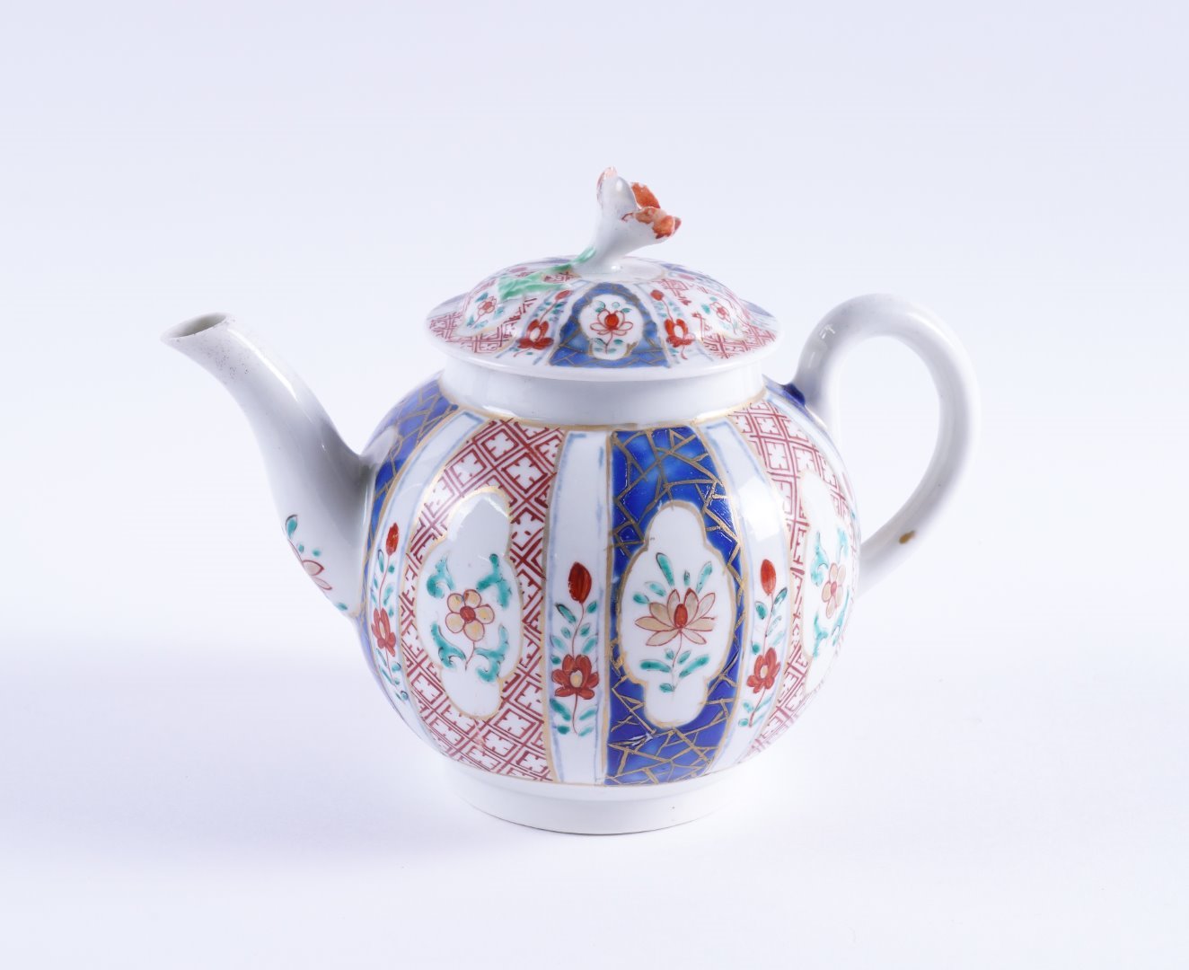 Appraisal: AN UNUSUAL WORCESTER JAPAN' PATTERN GLOBULAR TEAPOT AND COVER Circa