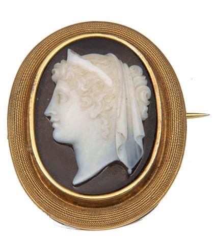 Appraisal: AN ETRUSCAN STYLE OVAL AGATE CARVED CAMEO BROOCH in the