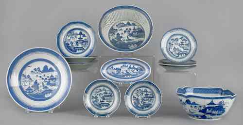 Appraisal: Collection of Chinese Canton porcelain th c to include a