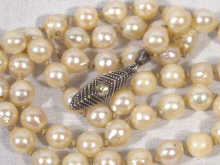 Appraisal: A row of cultured pearls in need of restringing approx