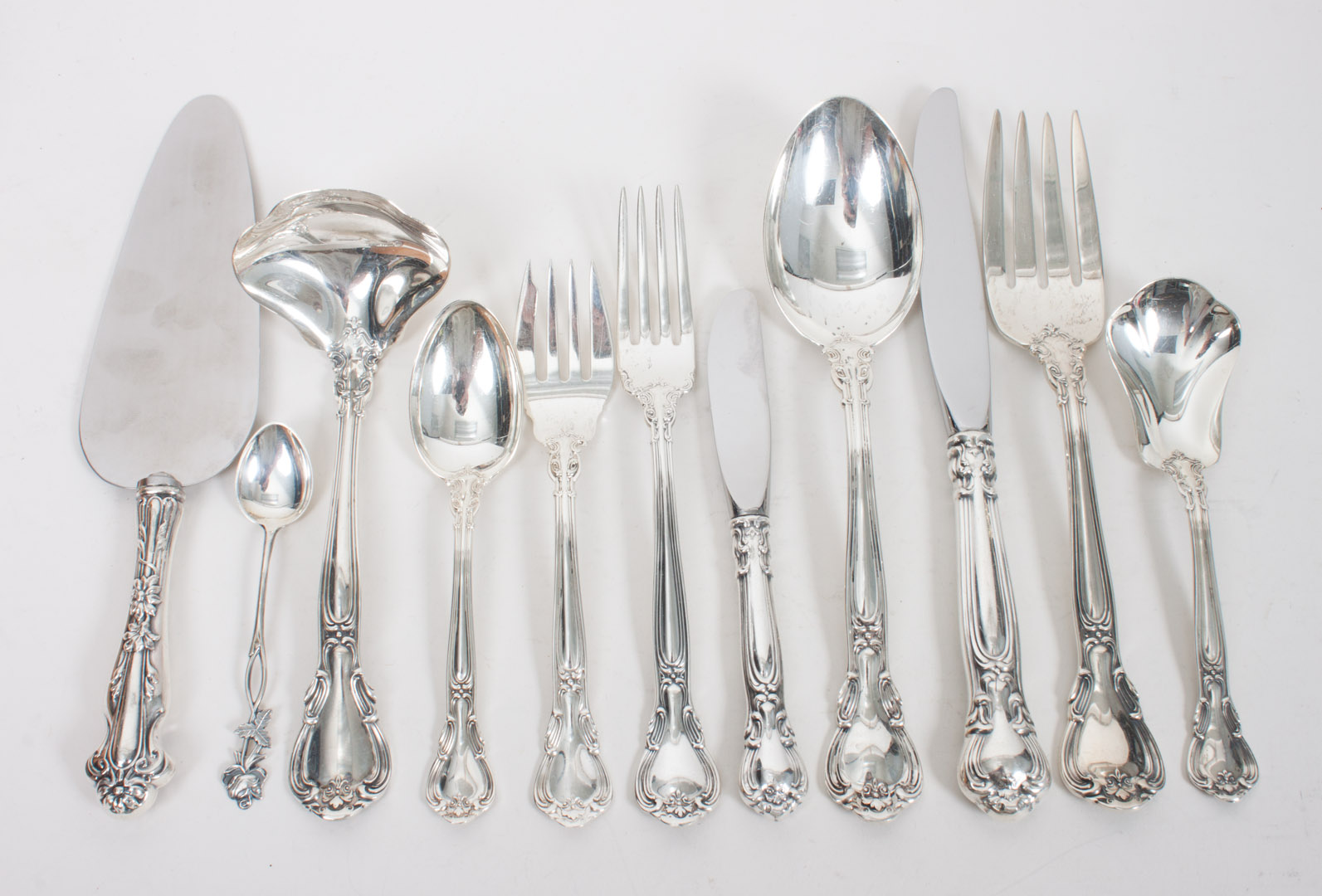 Appraisal: Gorham Chantilly sterling silver flatware pieces comprising knives in L