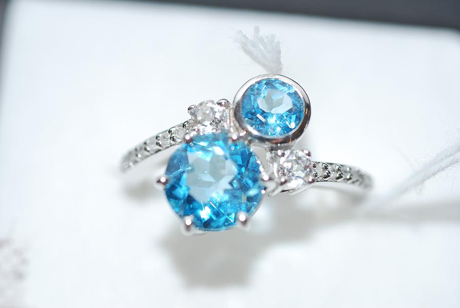 Appraisal: A DRESS RING SET WITH WHITE AND BLUE TOPAZ AND