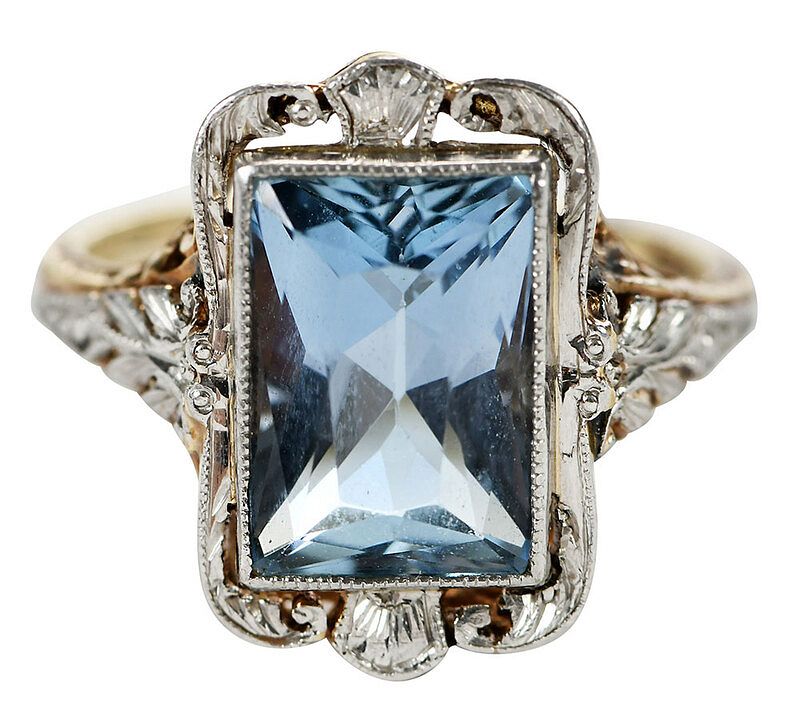 Appraisal: Antique kt Aquamarine Ring center fancy rectangle cut aquamarine approx