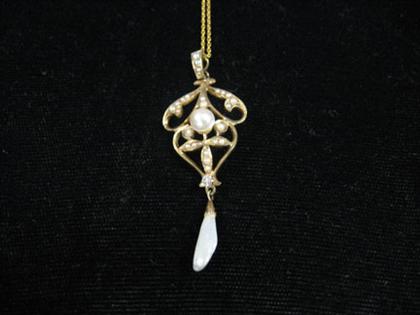 Appraisal: Yellow gold and pearl pendant Art Nouveau Twenty-five split seed