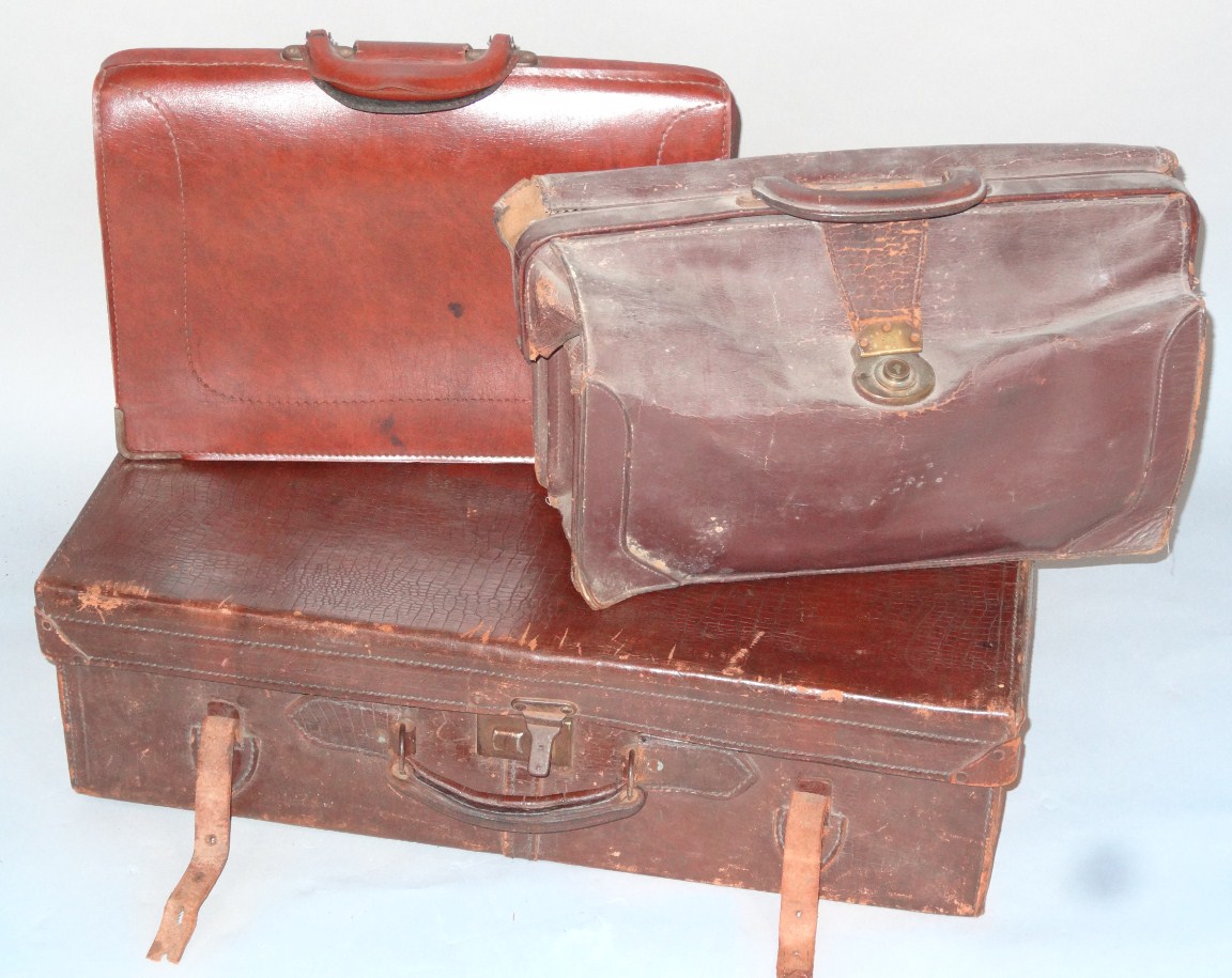 Appraisal: An early thC brown pressed leather crocodile style travel case