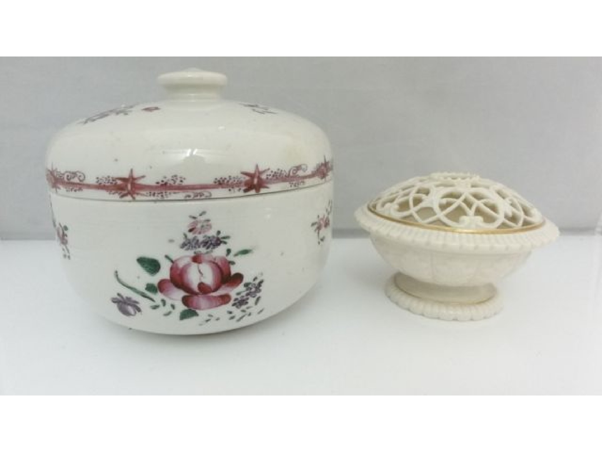 Appraisal: A porcelain bowl and cover with floral spray detail and