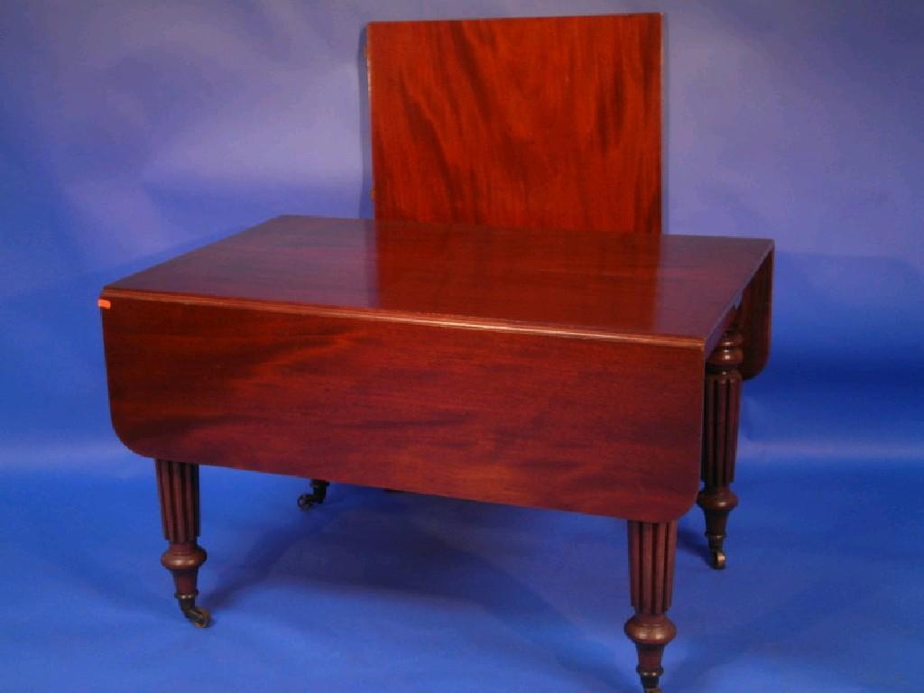 Appraisal: An early thC mahogany extending dining table with drop ends