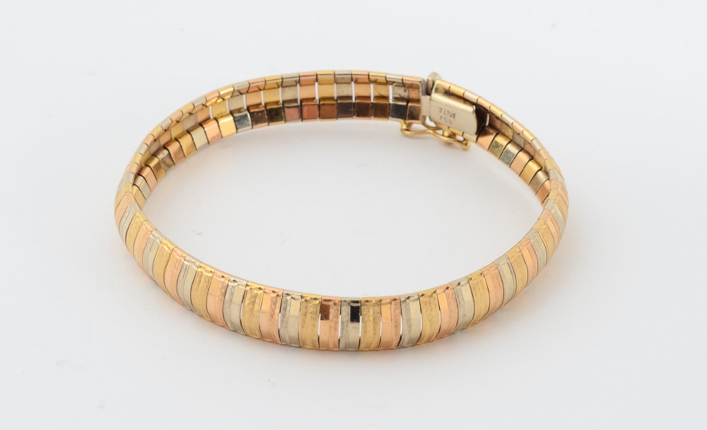 Appraisal: K TRI COLOR GOLD BRACELET Bands of white yellow and