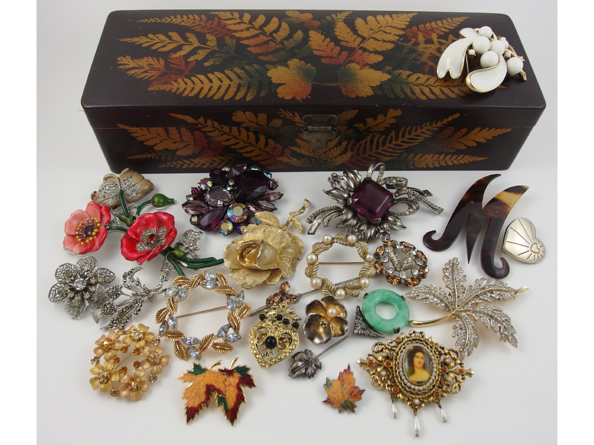 Appraisal: A collection of vintage costume jewellery and silver to include